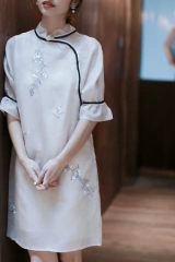 Silk embroidery cheongsam in the republic of China