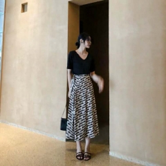 Vintage print skirt with high waists