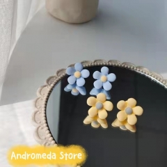 Small Daisy Solid Flower Earnails Clip